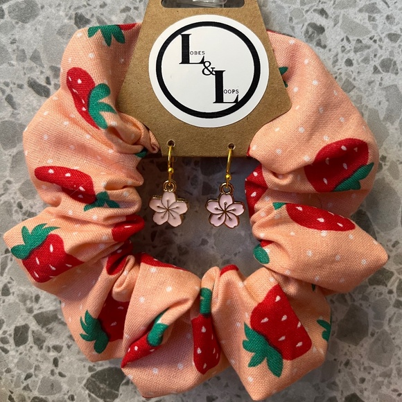 Handmade Strawberrry Print Scrunchie with matching Flower Earrings - Picture 3 of 8
